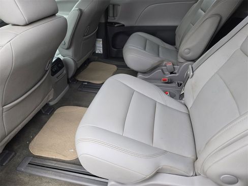 Used 2018 Toyota Sienna XLE Premium image 30