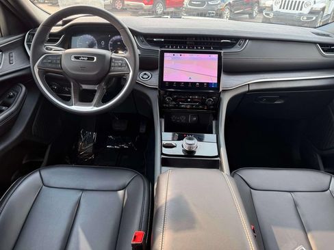 Used 2025 Jeep Grand Cherokee Limited AWD/4WD image 3
