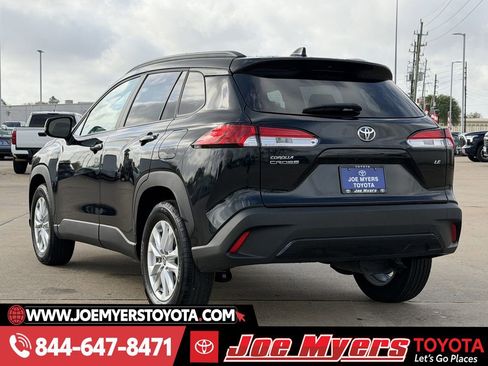 Used 2025 Toyota Corolla Cross LE image 7