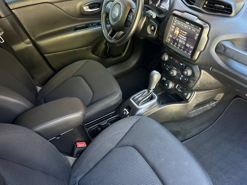 Used 2018 Jeep Renegade Altitude w/ UConnect 8.4 Nav Group AWD/4WD image 16