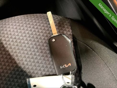 Used 2025 Kia Soul LX w/ LX Technology Package FWD image 12