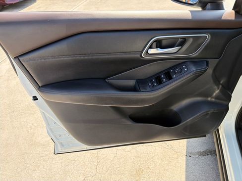 Used 2021 Nissan Rogue SV w/ Premium Package image 18