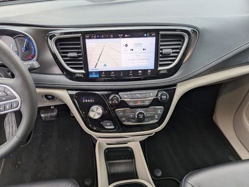 Used 2024 Chrysler Pacifica Select image 17