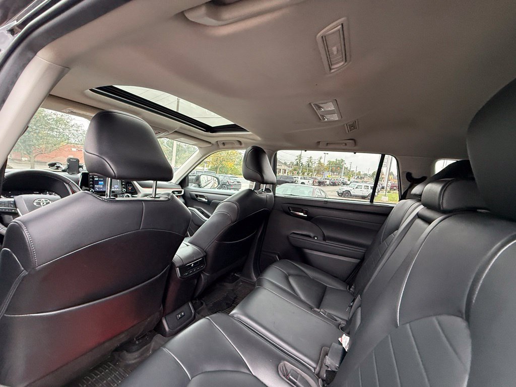 Used 2021 Toyota Highlander XLE AWD/4WD image 23
