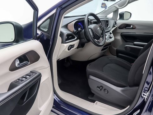 Used 2020 Chrysler Voyager LX image 20