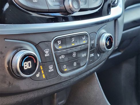 Used 2023 Chevrolet Traverse LT image 22