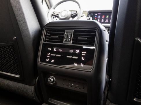 Certified 2025 Porsche Cayenne Coupe image 28