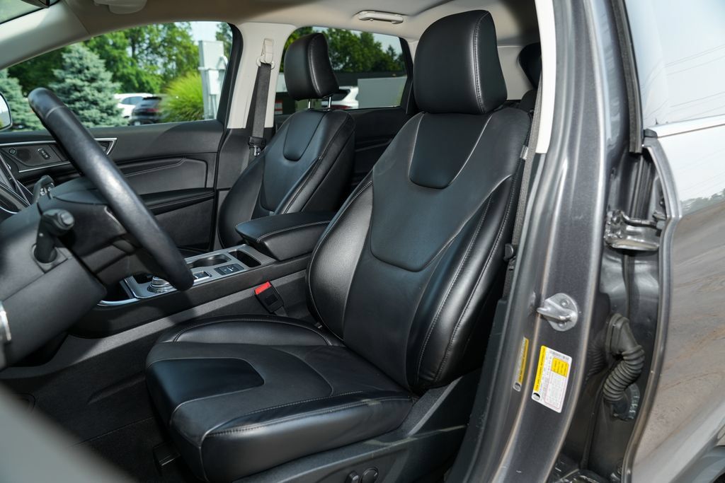 Used 2022 Ford Edge Titanium w/ Cargo Accessory Package AWD/4WD image 5