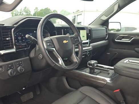 Used 2022 Chevrolet Silverado 1500 LTZ w/ LTZ Convenience Package II AWD/4WD image 25