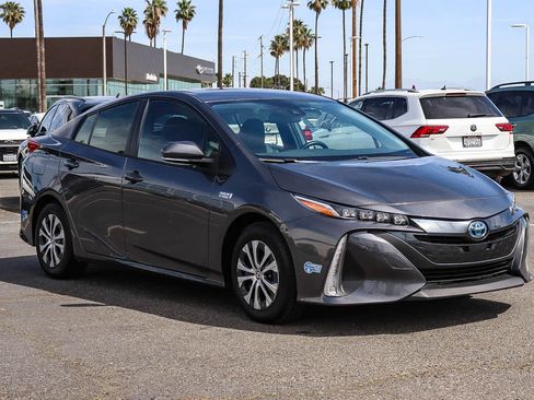 Used 2021 Toyota Prius Prime XLE FWD image 3
