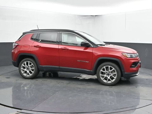Used 2025 Jeep Compass Limited AWD/4WD image 4