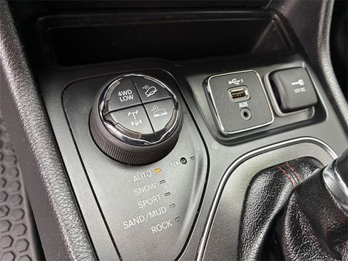 Used 2020 Jeep Cherokee Trailhawk w/ Cold Weather Group image 28