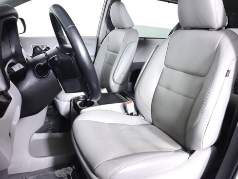 Used 2020 Toyota Sienna XLE image 27