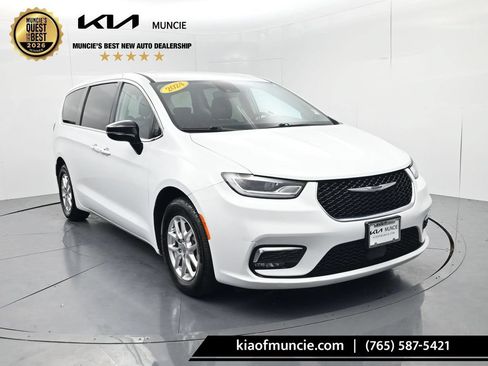 Used 2024 Chrysler Pacifica Touring-L FWD image 1