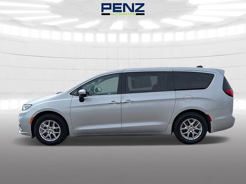 Used 2023 Chrysler Pacifica Touring-L FWD image 4