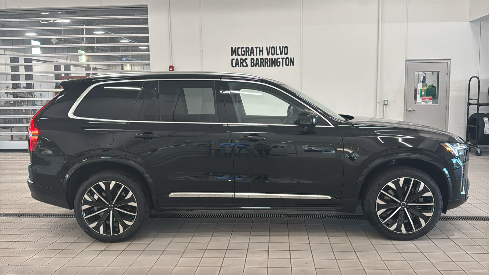 New 2026 Volvo XC90 T8 Plus w/ Protection Package Premier AWD/4WD image 4