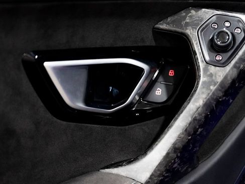 Used 2021 Lamborghini Huracan EVO RWD image 37