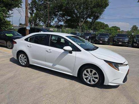 Used 2024 Toyota Corolla LE FWD image 4