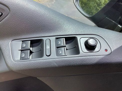 Used 2017 Volkswagen Tiguan Limited w/ Alloy Wheels Package FWD image 17