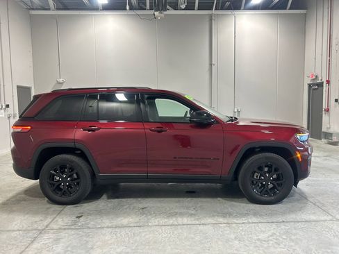 Used 2024 Jeep Grand Cherokee Altitude image 5