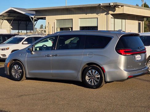 Used 2021 Chrysler Pacifica Touring-L image 34