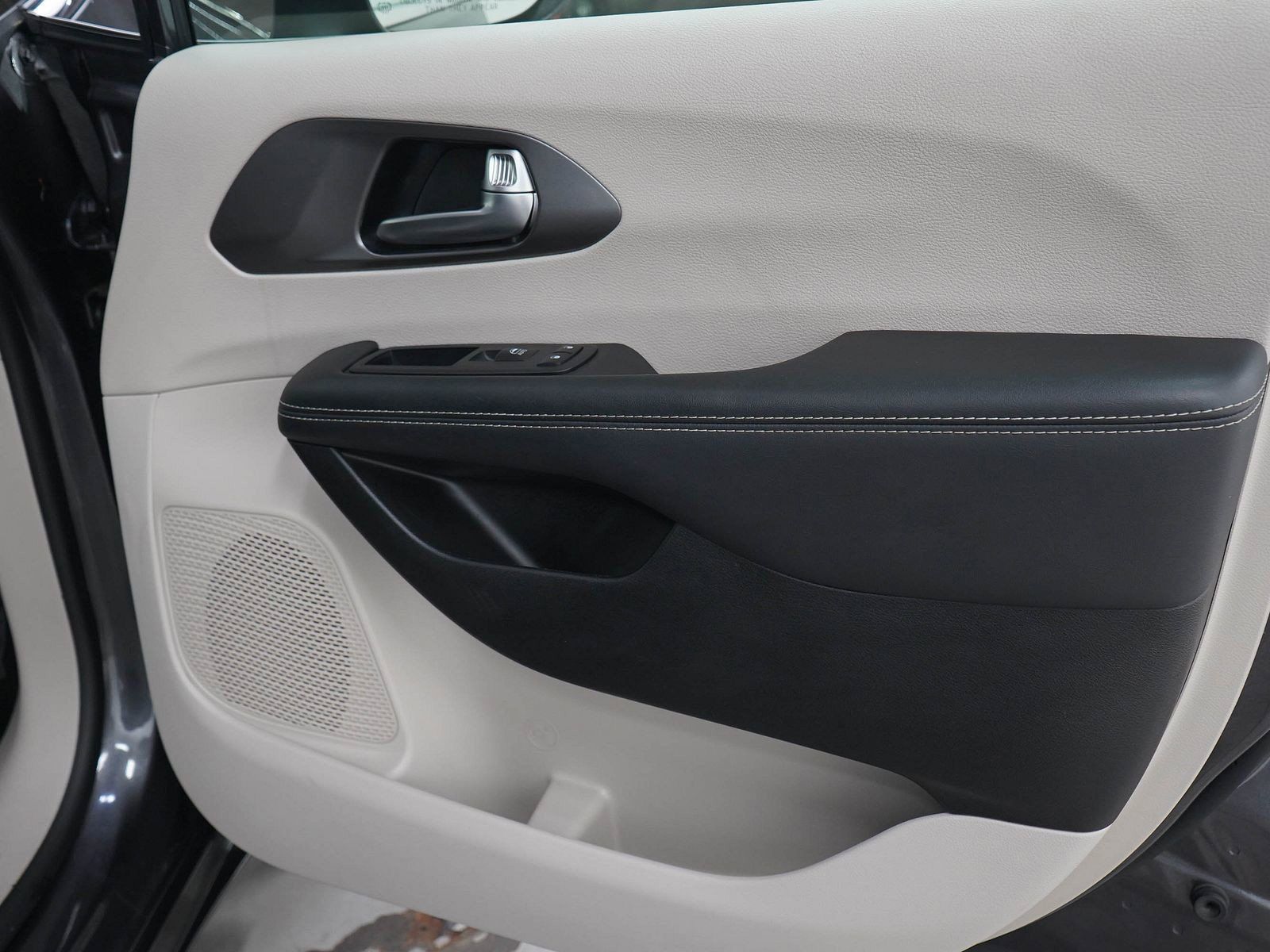 Used 2023 Chrysler Pacifica Touring-L FWD image 9