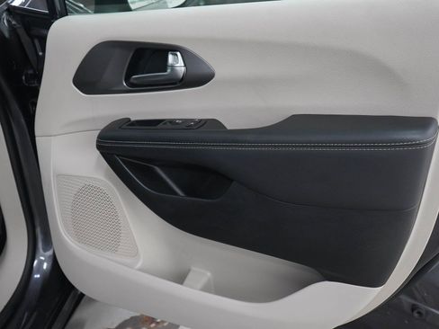 Used 2023 Chrysler Pacifica Touring-L FWD image 9