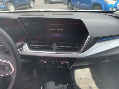 Used 2025 Chevrolet Trax LT w/ LT Convenience Package image 17