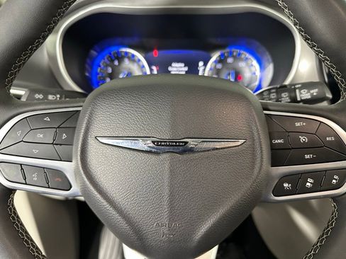 Used 2024 Chrysler Pacifica Touring-L image 4