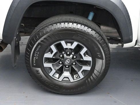 Used 2018 Toyota Tacoma TRD Off-Road AWD/4WD image 34