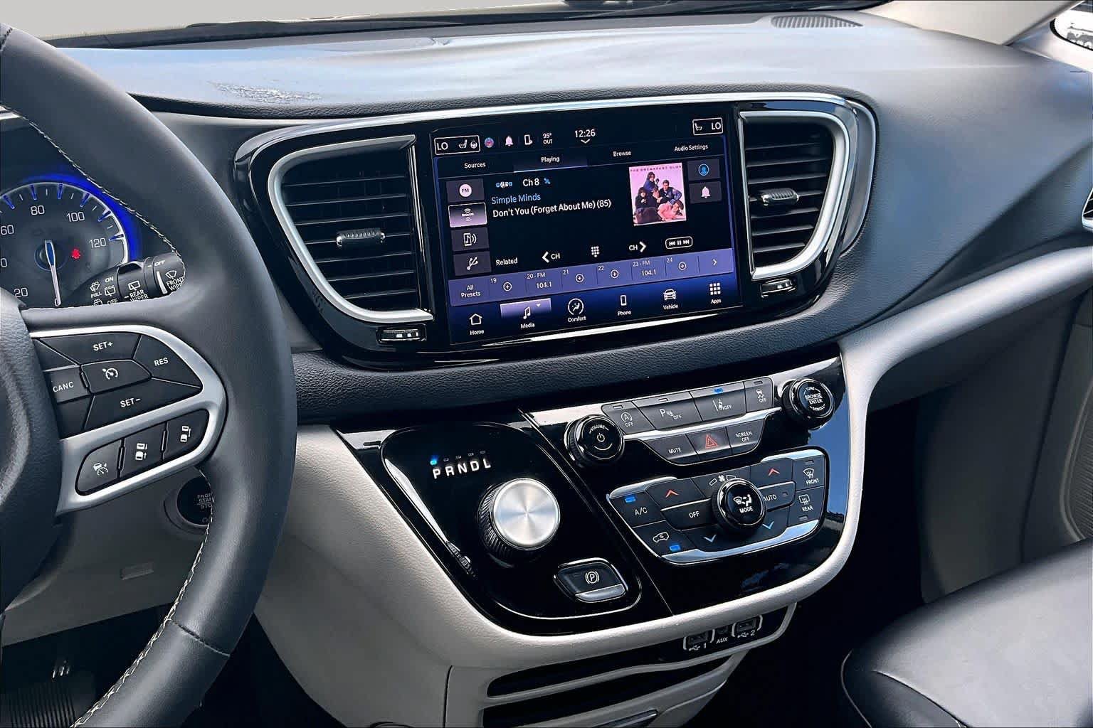 Used 2023 Chrysler Pacifica Touring-L FWD image 7