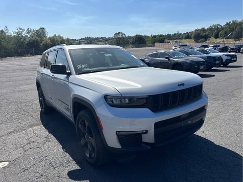 Used 2024 Jeep Grand Cherokee L Limited w/ Black Appearance Package AWD/4WD image 3
