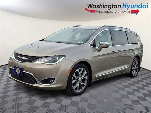 Used 2017 Chrysler Pacifica Limited image 3