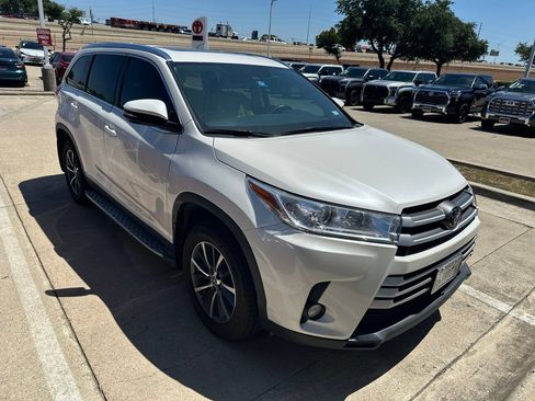 Used 2019 Toyota Highlander XLE FWD image 2