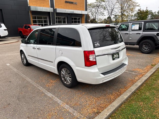 Used 2016 Chrysler Town & Country Touring-L FWD image 10