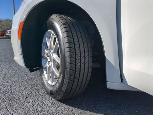Used 2024 Chrysler Pacifica Touring-L FWD image 36