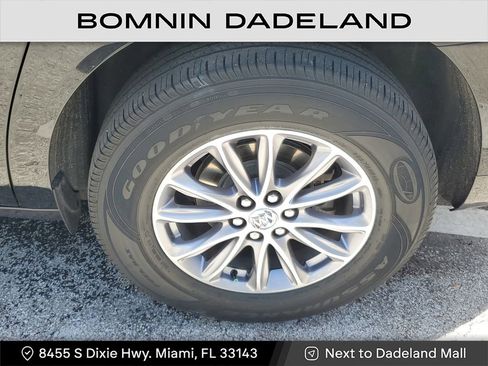 Used 2023 Buick Enclave Essence image 5