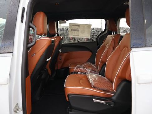 New 2026 Chrysler Pacifica Pinnacle image 8