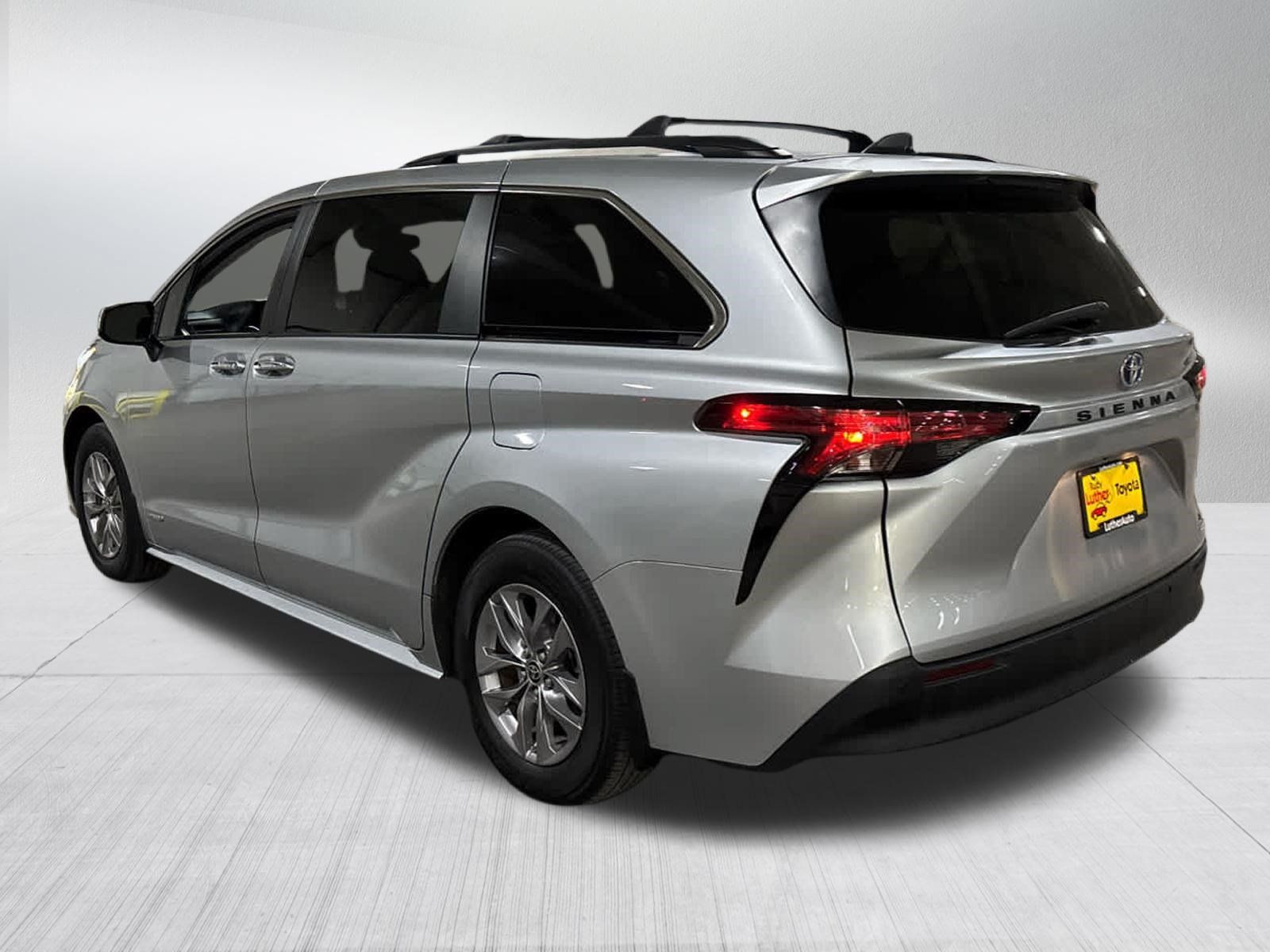 Used 2021 Toyota Sienna XLE AWD/4WD image 4