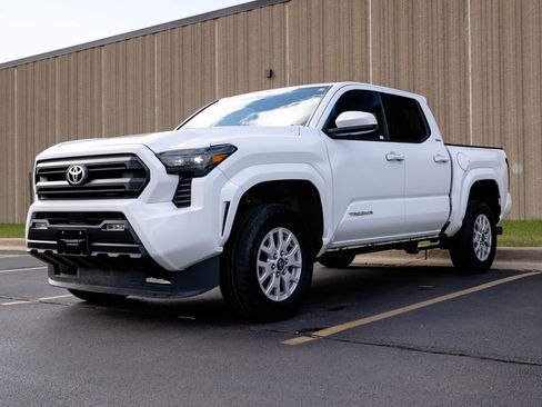 Used 2025 Toyota Tacoma SR5 AWD/4WD image 4
