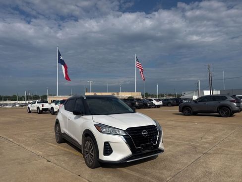 Certified 2024 Nissan Kicks SV FWD image 2