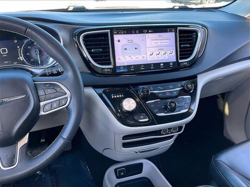 Used 2023 Chrysler Pacifica Touring-L image 18