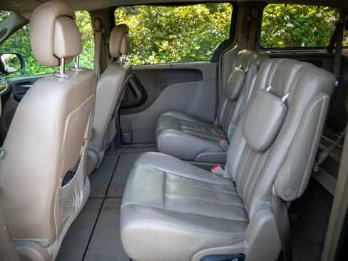 Used 2013 Chrysler Town & Country Touring-L w/ Driver Convenience Group FWD image 27