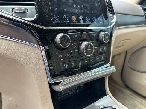 Used 2019 Jeep Grand Cherokee Overland AWD/4WD image 24
