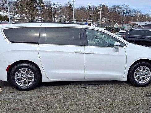 Certified 2022 Chrysler Pacifica Touring-L image 9