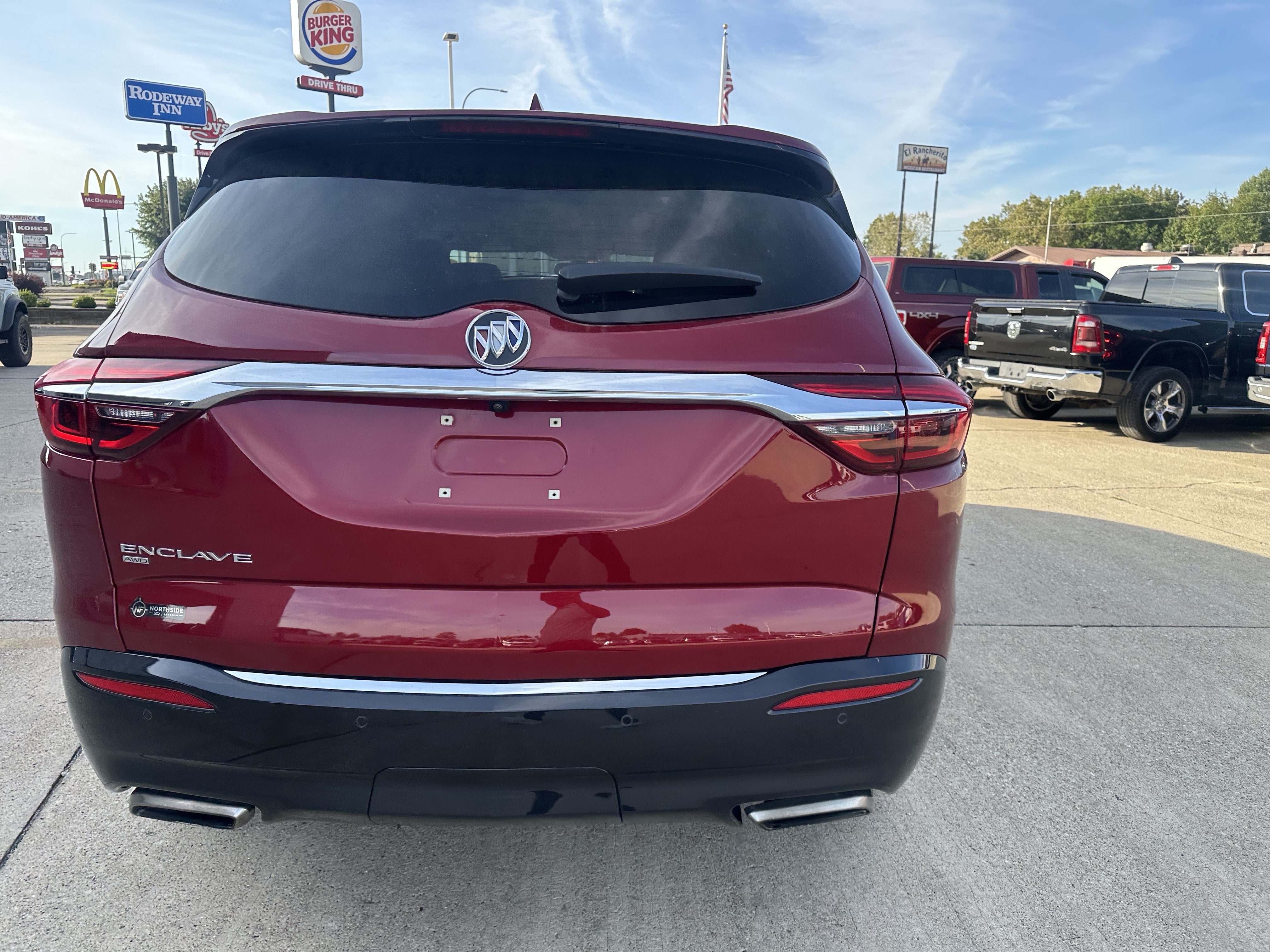 Used 2021 Buick Enclave Essence w/ Sound and Sites Package AWD/4WD image 5