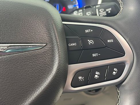 Used 2022 Chrysler Pacifica Touring-L FWD image 17