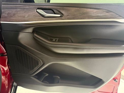 Certified 2023 Jeep Grand Cherokee Limited w/ Black Appearance Package image 17