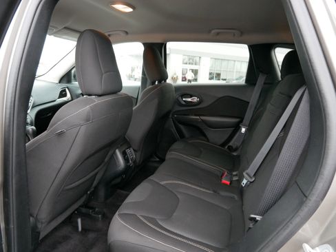 Used 2016 Jeep Cherokee Latitude w/ Cold Weather Group image 33