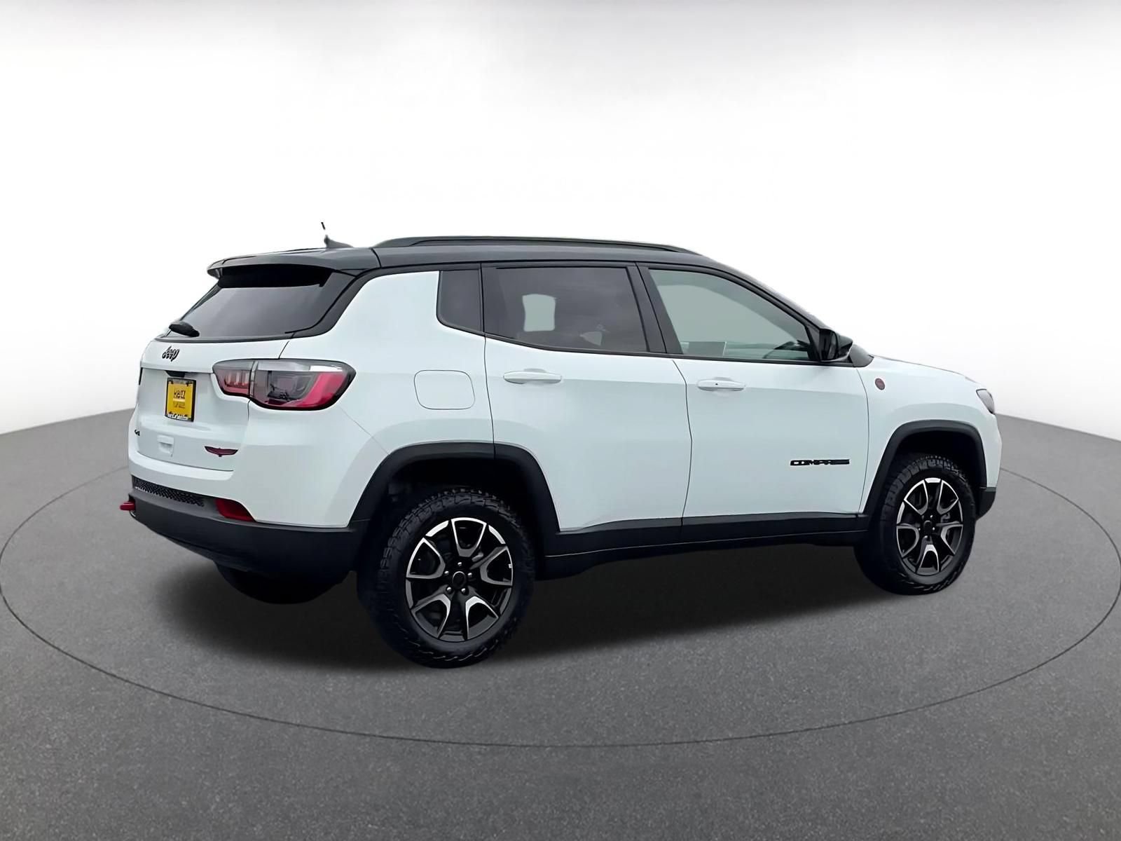 Used 2025 Jeep Compass Trailhawk AWD/4WD image 14